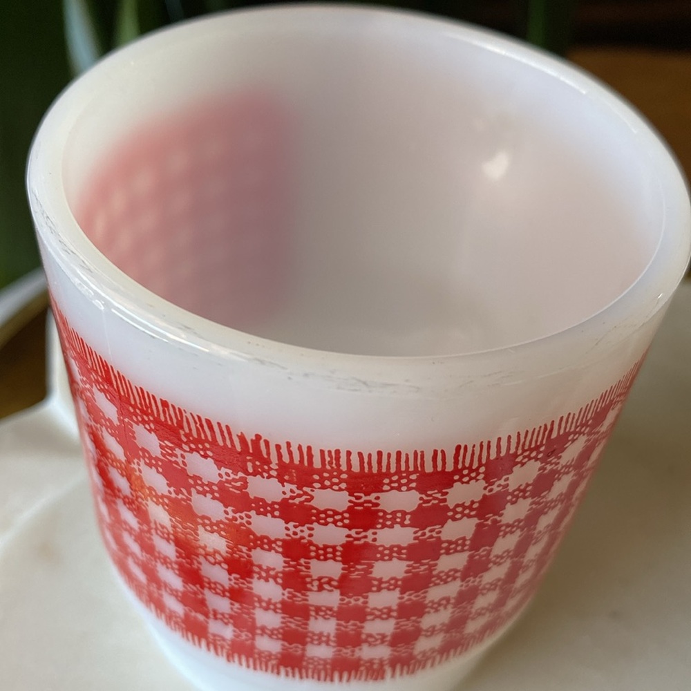 Pair of Fire King Gingham Plaid Anchor Hocking Blue + Red Milk Glass Mugs VTG - Picture 12 of 12